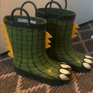 The cutes toddler boy rainboots!